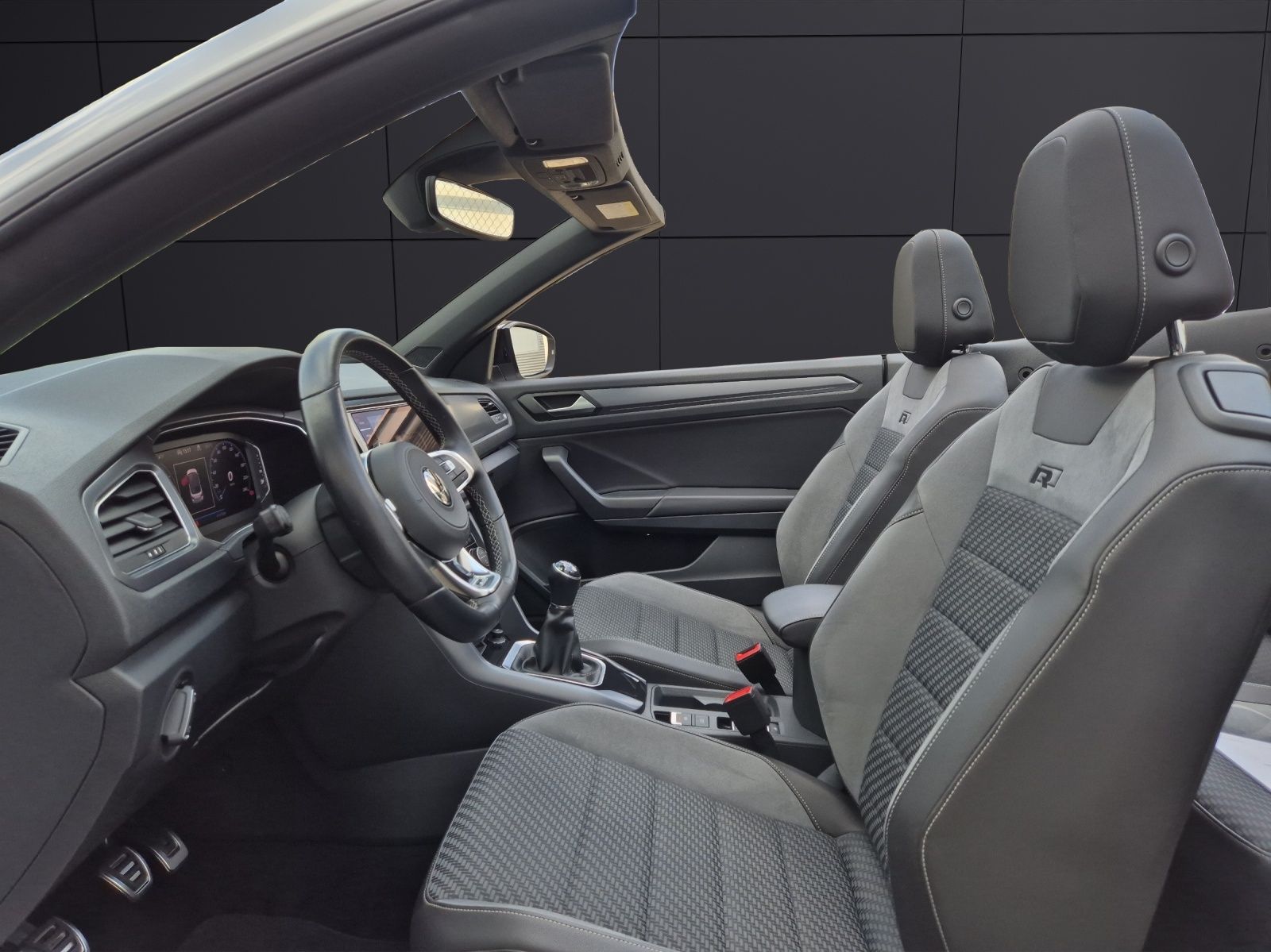 Volkswagen T-Roc TSI R-Line - Samsaru's Car Outlet
