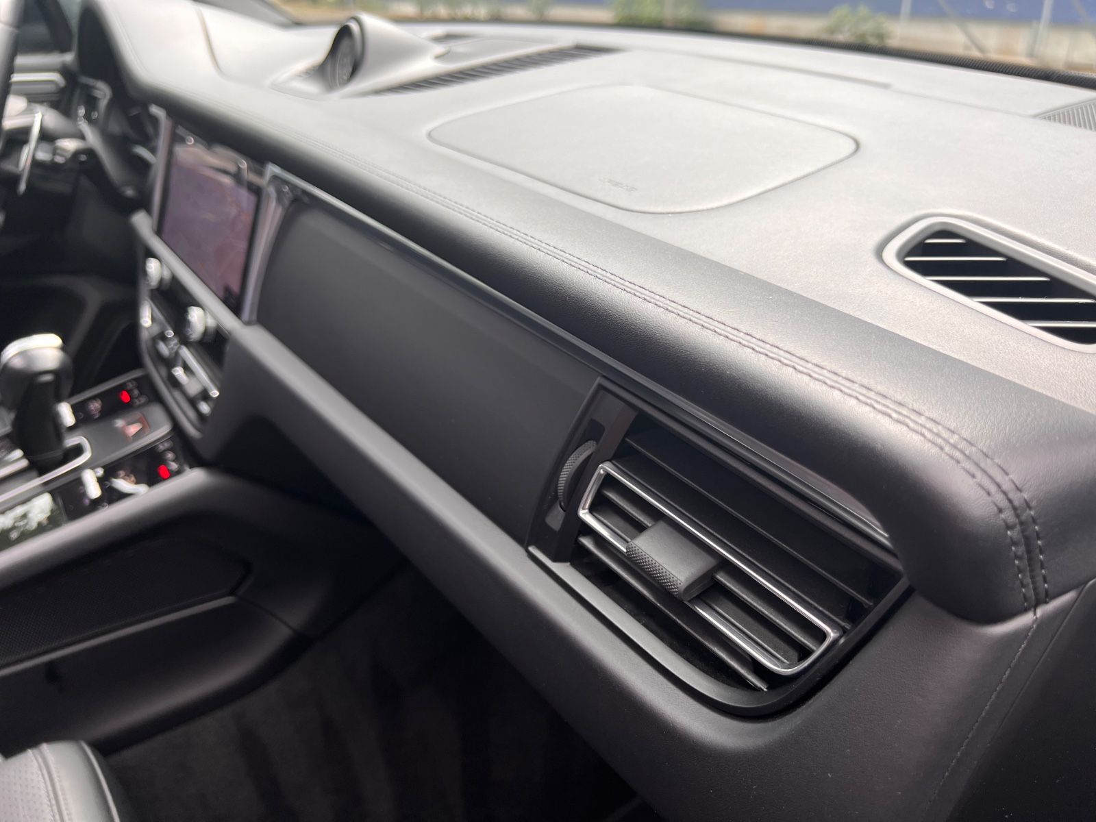 Porsche Macan III Exclusive - Samsaru's Car Outlet