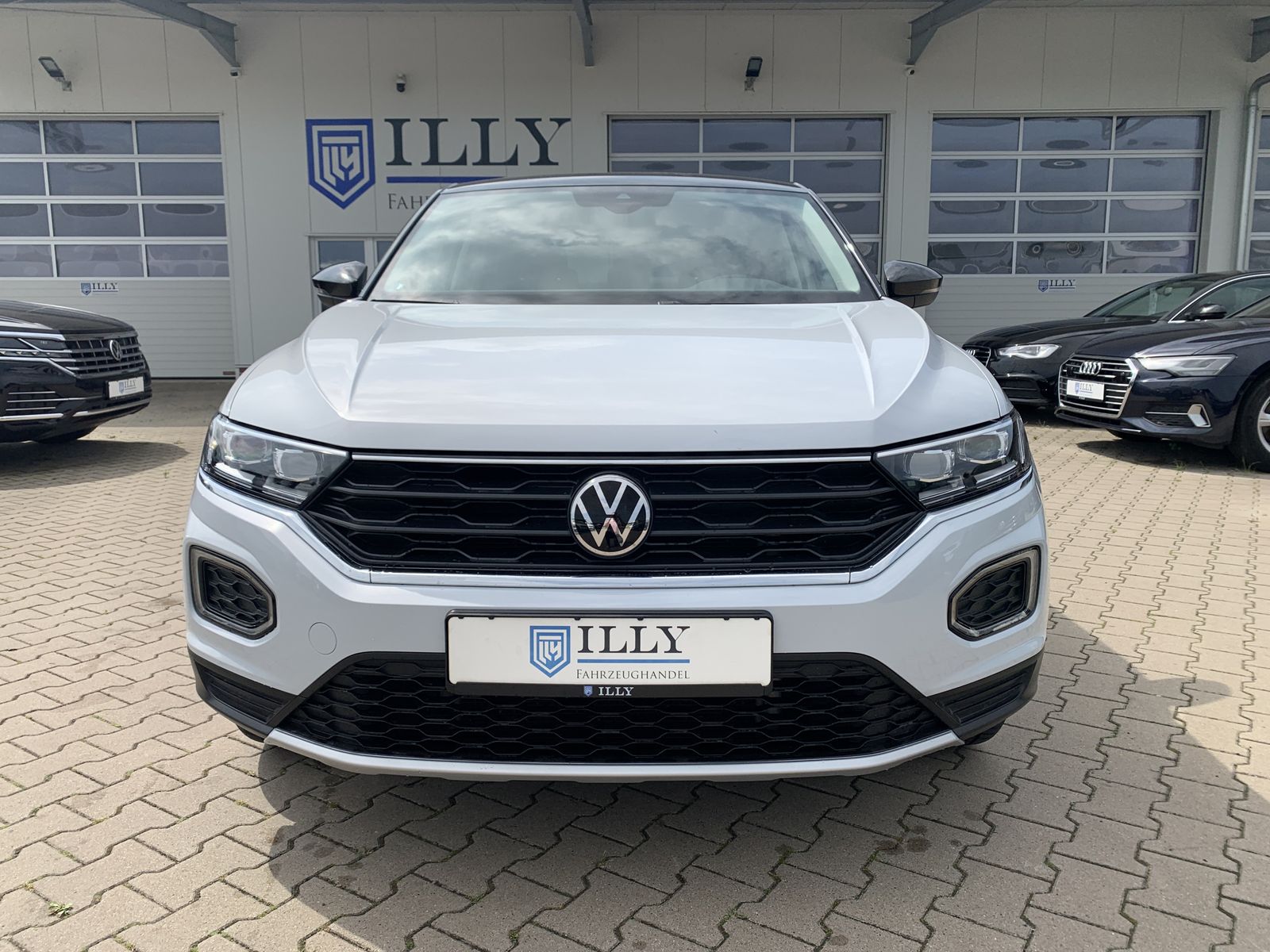 Volkswagen T-Roc 1.5 TSI Active - Samsaru's Car Outlet