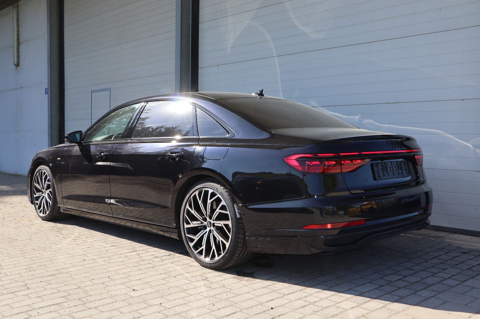 Audi A8L 60 TFSIe lang exclusive M.25/BLACK-P./S-LINE" → "Audi A8L 60 TFSIe lang exclusive S-LINE - Samsaru's Car Outlet
