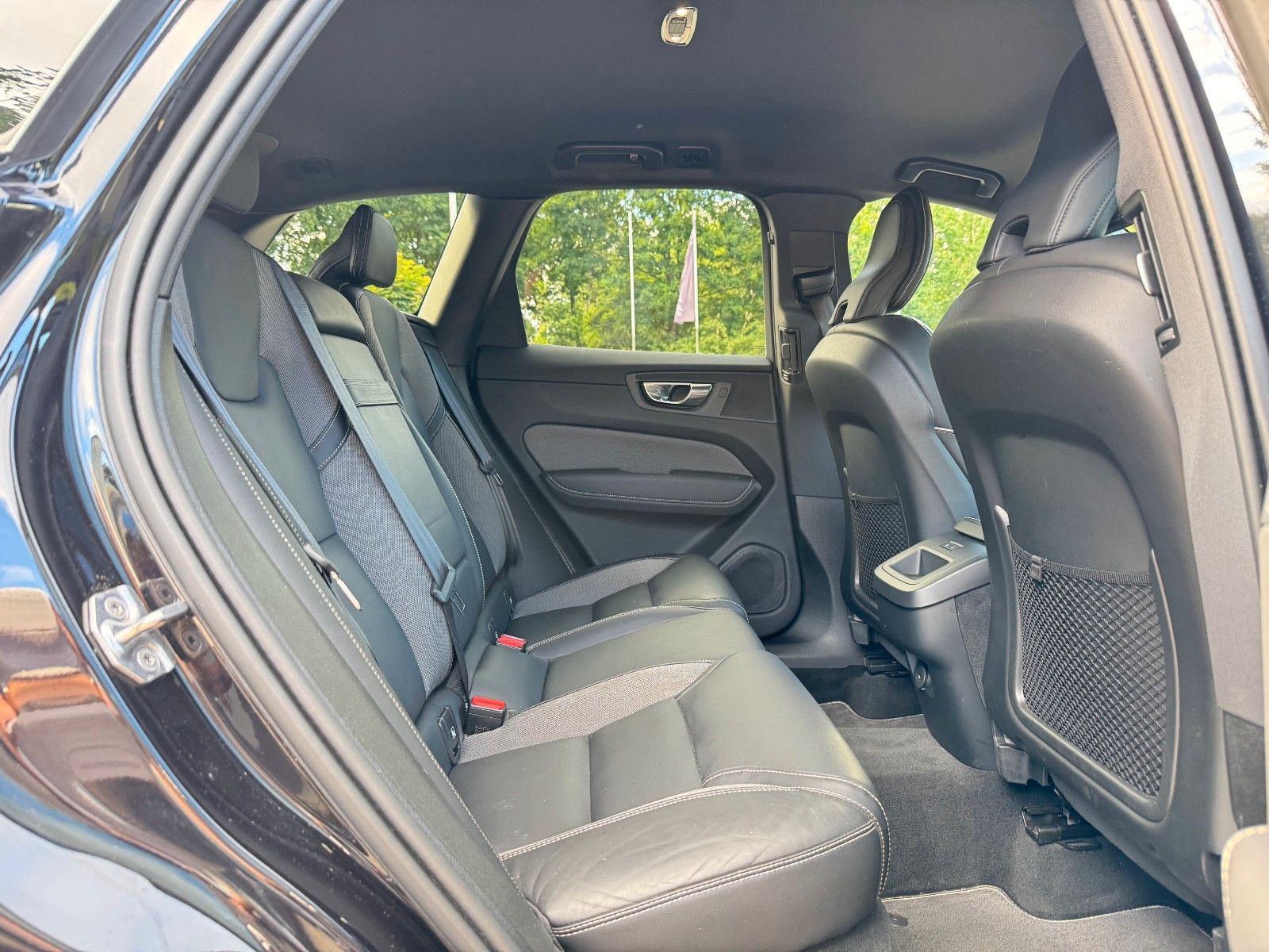 Volvo XC60 B5 D AWD R-DESIGN - Samsaru's Car Outlet
