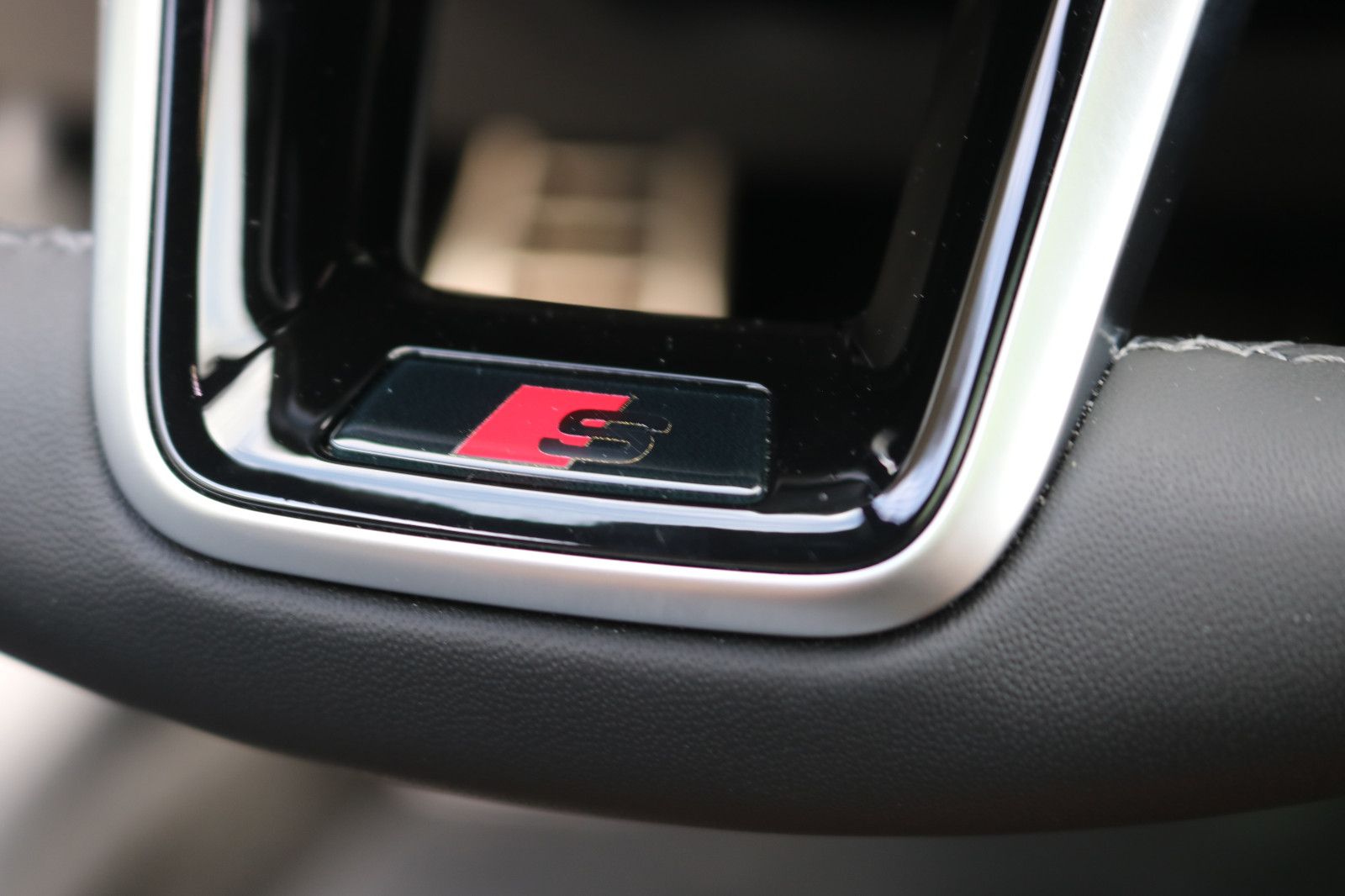 Audi A8 L 60 TFSI e Lang S line - Samsaru's Car Outlet