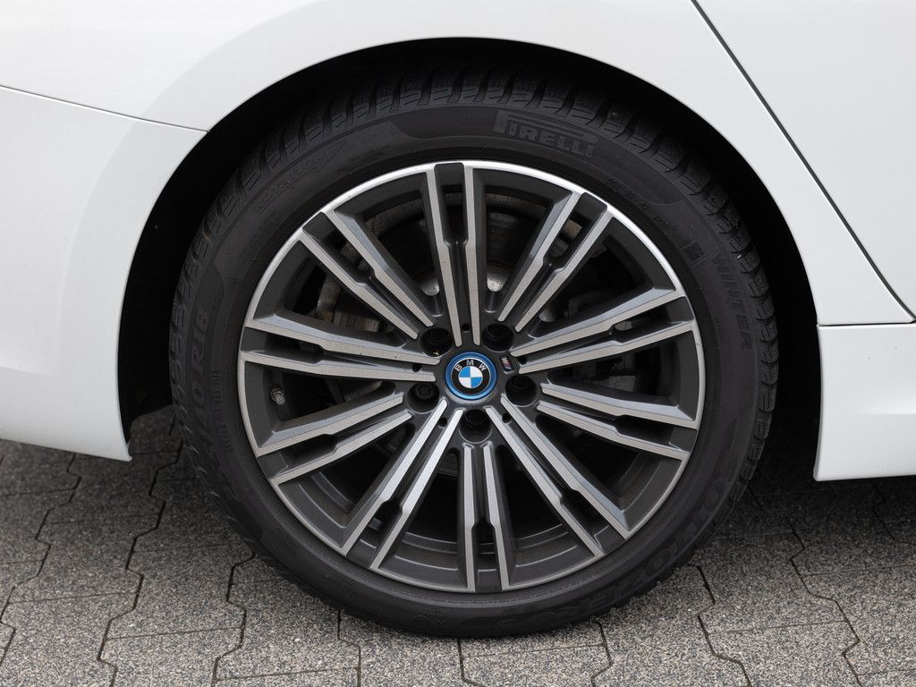 BMW 330e Touring xDrive M-Sport PANO AHK HUD LASER