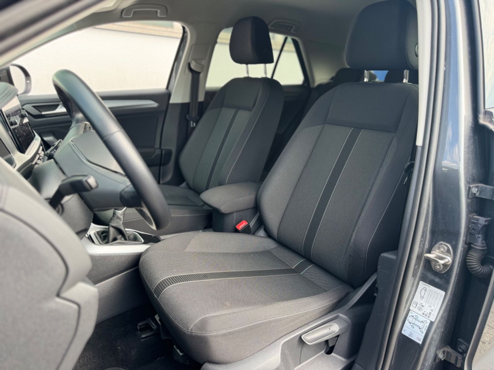 Volkswagen T-Roc Life - Samsaru's Car Outlet