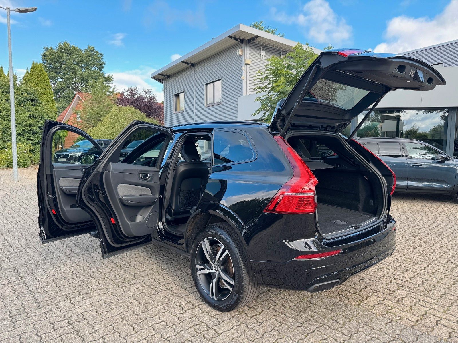 Volvo XC60 B5 D AWD R-DESIGN - Samsaru's Car Outlet