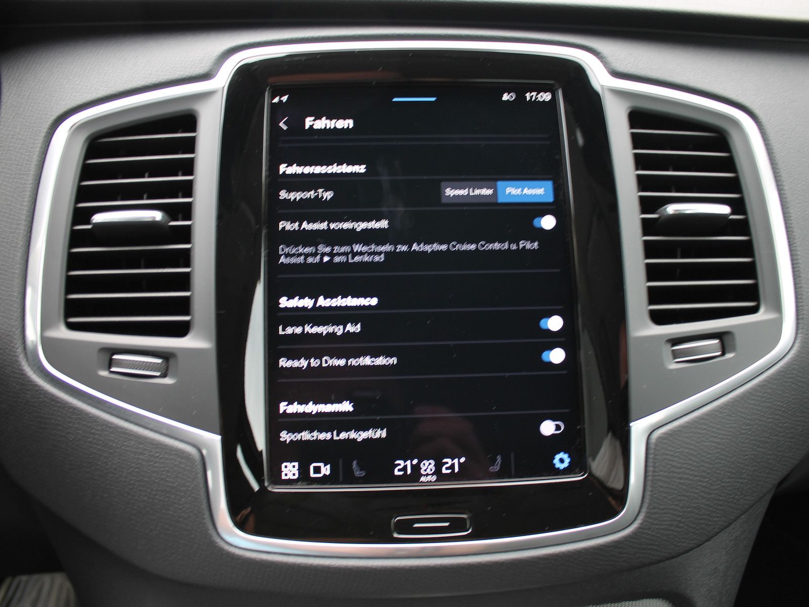 Volvo XC90 Core AWD - Samsaru's Car Outlet