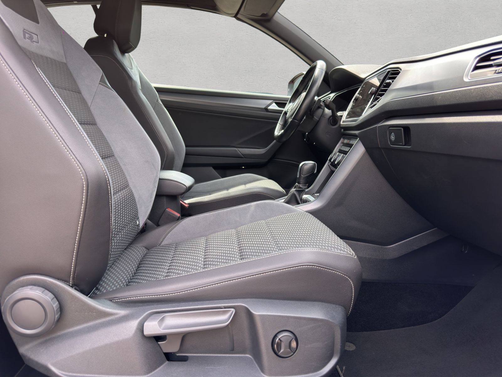 Volkswagen T-Roc 1.5 TSI DSG R-Line - Samsaru's Car Outlet