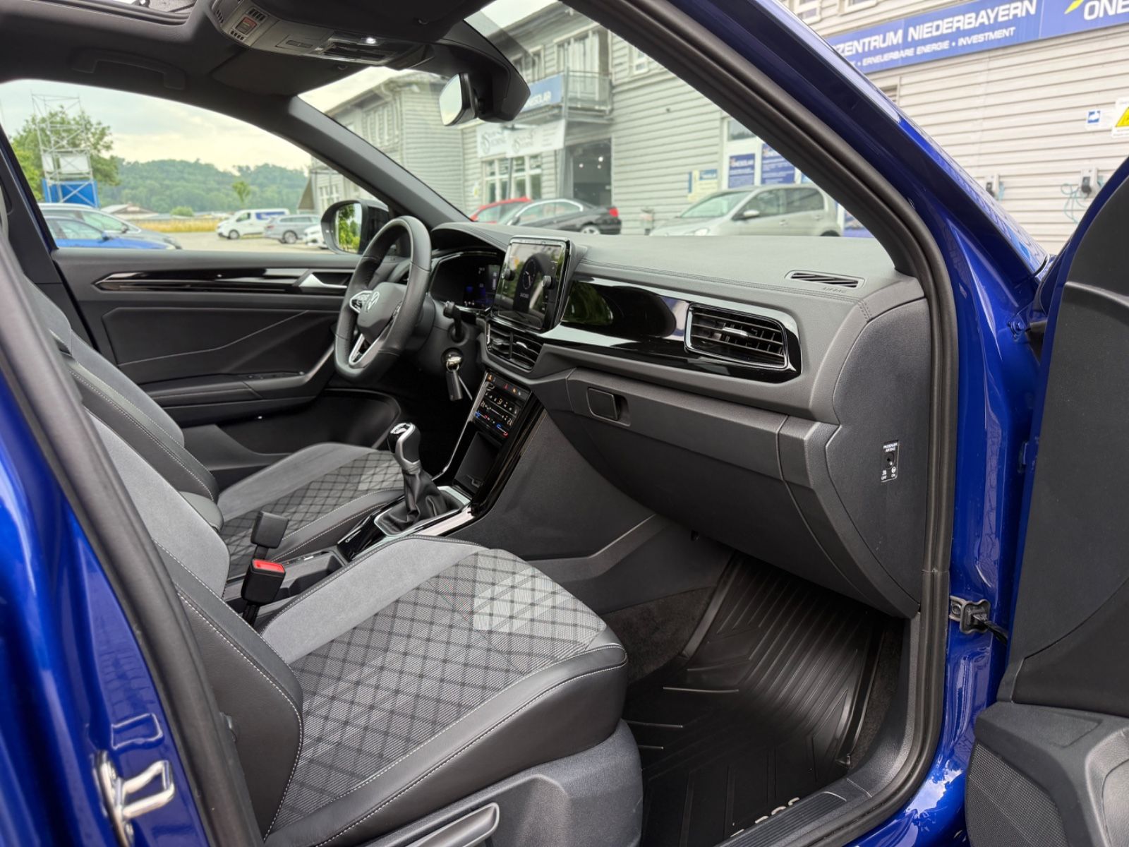 Volkswagen T-Roc TDI R-Line - Samsaru's Car Outlet