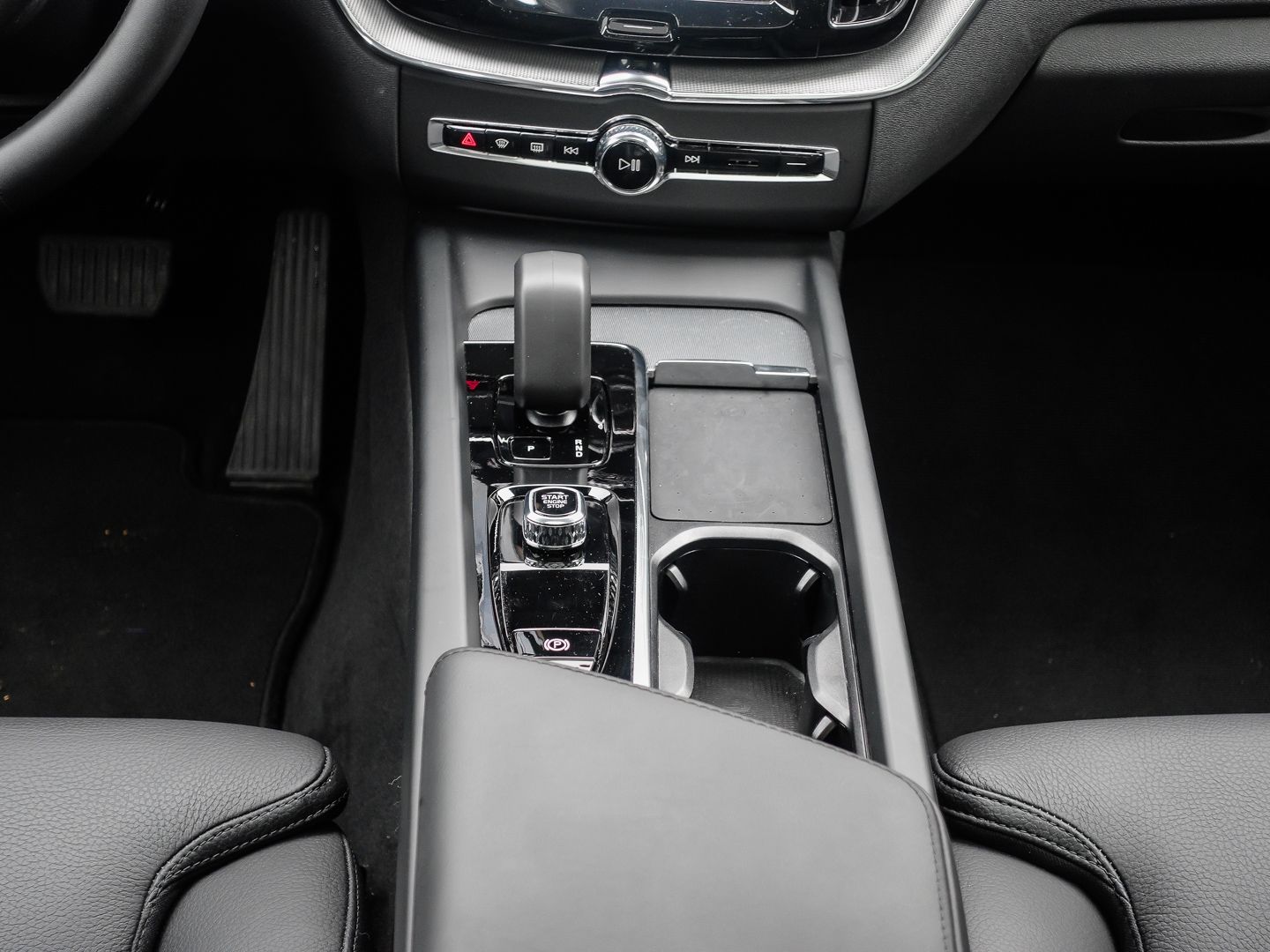 Volvo XC60 Plus Dark Recharge Plug-In Hybrid AWD T6 Tw