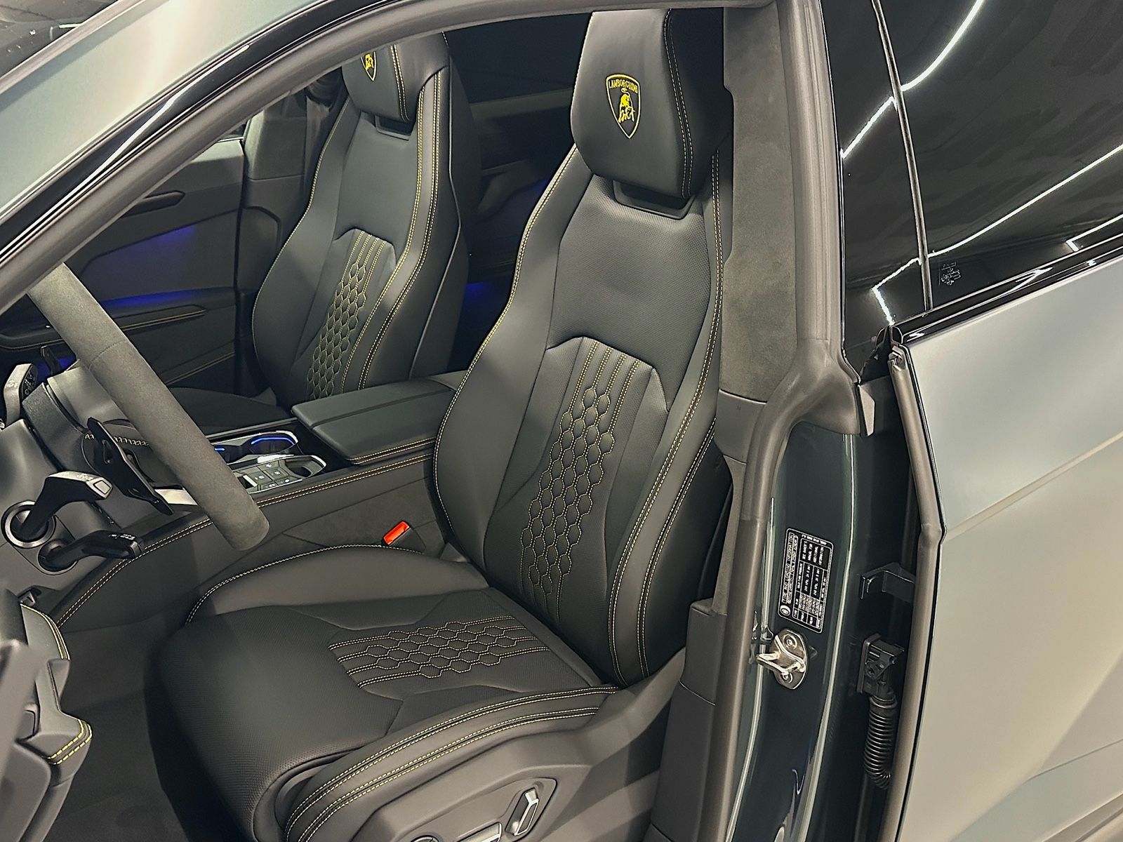 Lamborghini Urus 4.0 V8 PHEV SE - Samsaru's Car Outlet