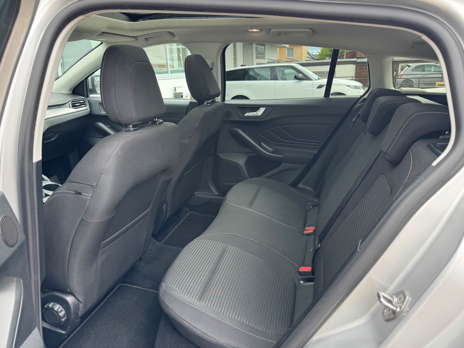 Ford Focus Turnier Titanium/PANO/AHK/R-Cam/CarPlay/1H