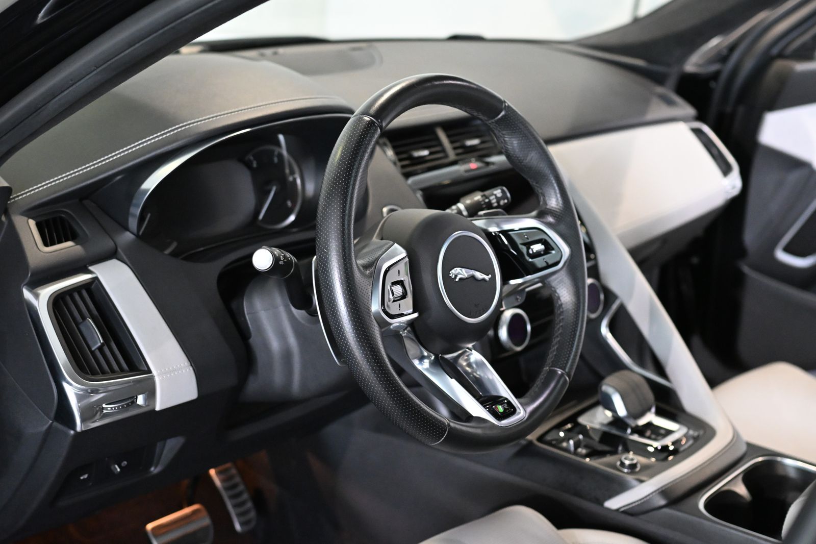 Jaguar E-PACE D200 R-Dynamic HSE AWD Pano ACC Leder 20"