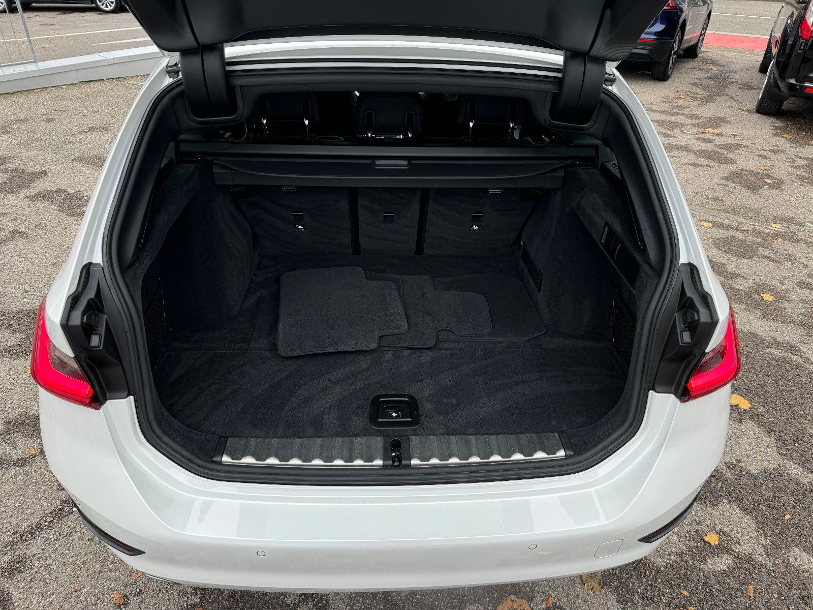 BMW 330 i xDrive Aut. - Samsaru's Car Outlet