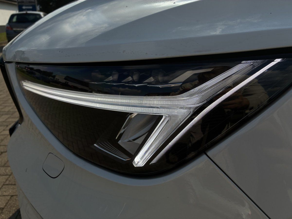 Volvo XC40 B4 Plus Dark AHK LED 360° 8-fach