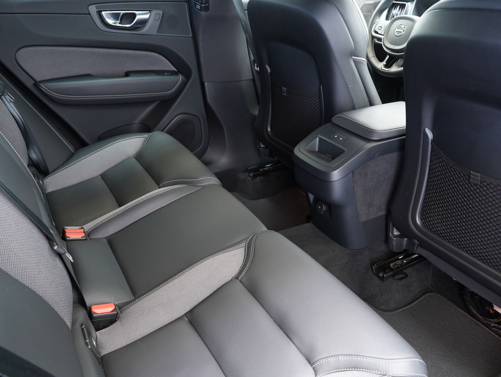 Volvo XC60 B4 D AWD Plus Dark - Samsaru's Car Outlet