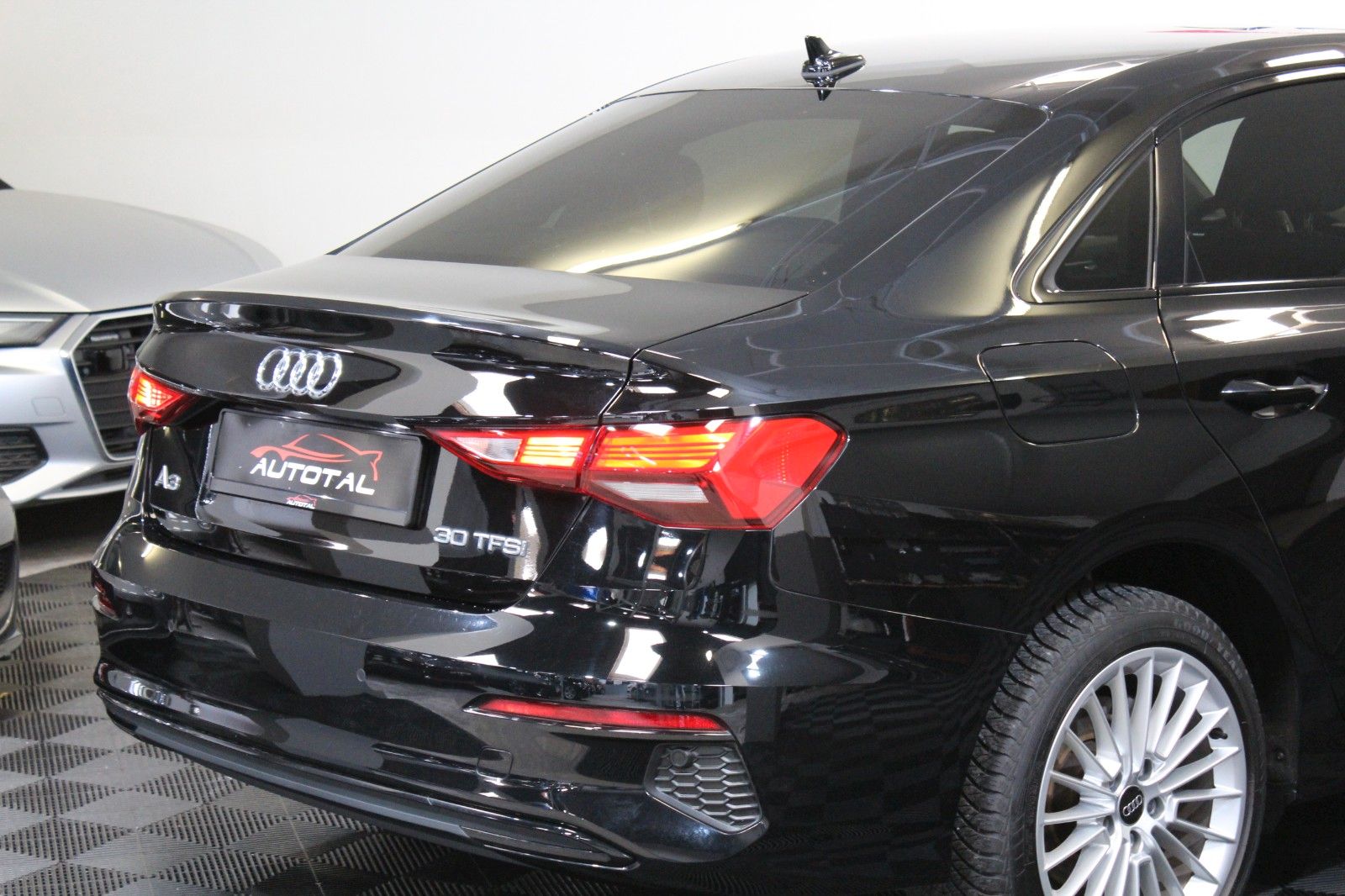 Audi A3*Limousine*30 TFSI*Advanced*Automatik*LED*Navi