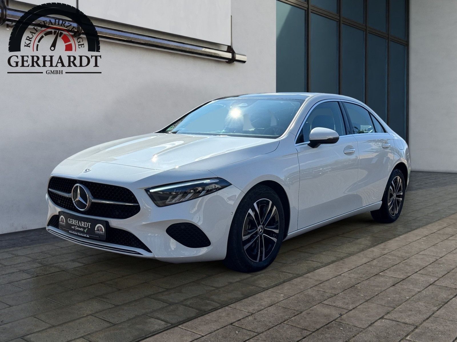Mercedes-Benz A 180 AMG-Line - Samsaru's Car Outlet