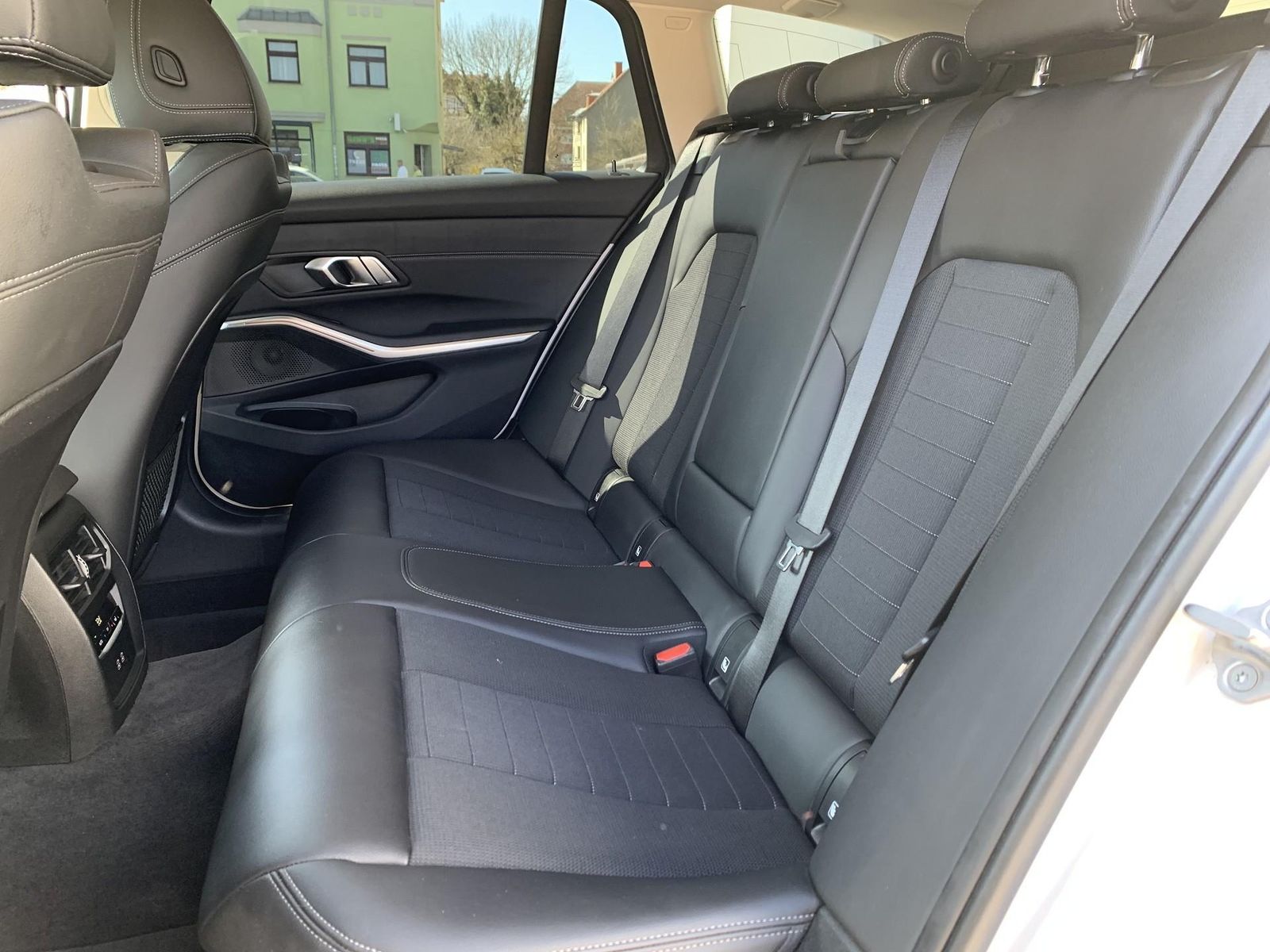 BMW 330i SportLine - Samsaru's Car Outlet