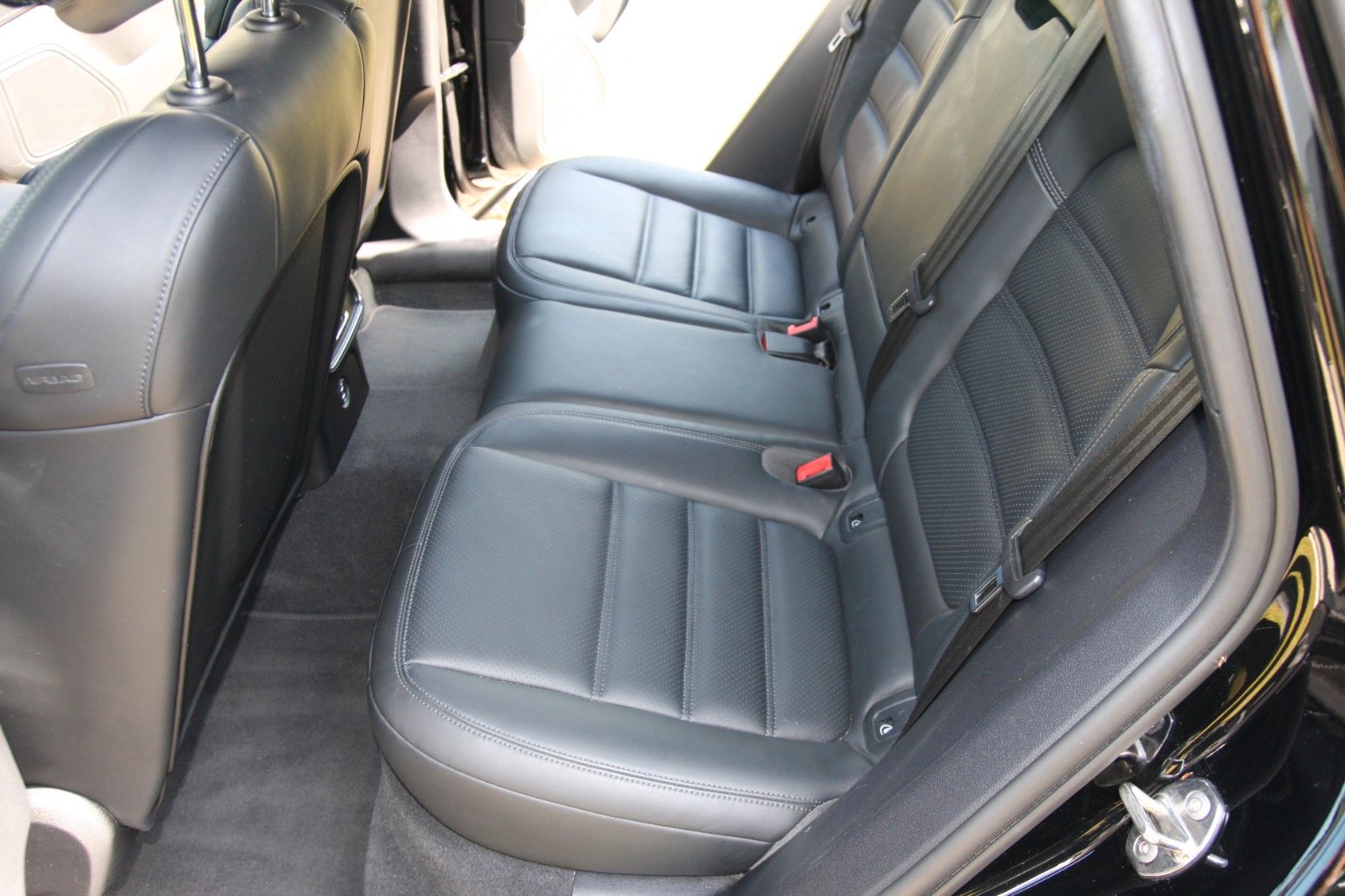 Porsche Macan - Samsaru's Car Outlet