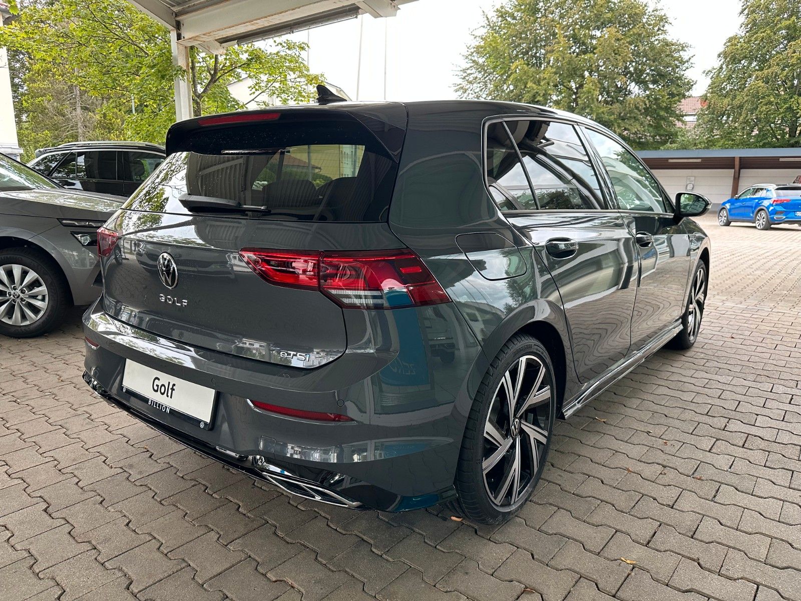 Volkswagen Golf VIII 1.5 eTSI OPF DSG R-Line - Samsaru's Car Outlet