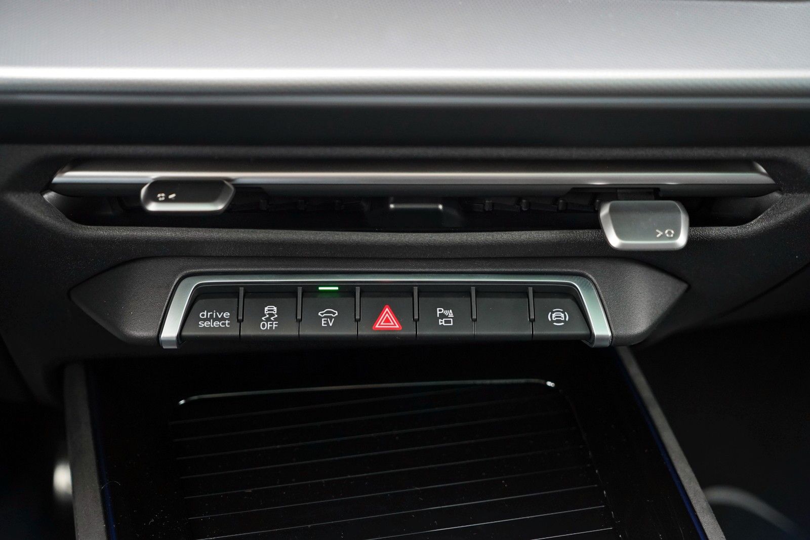 Audi Q3 SUV e-hybrid AHK S-LINE PANO TECH PRO MATRIX