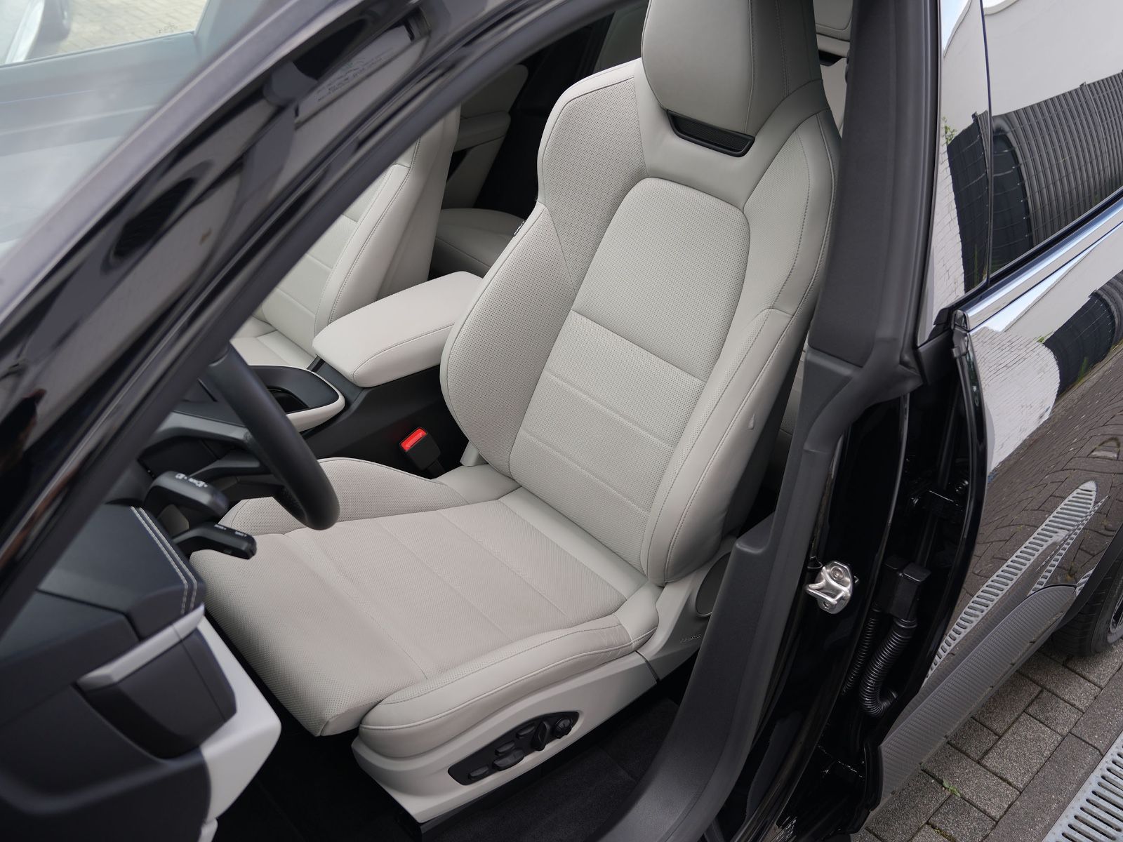Porsche Macan 4 - Samsaru's Car Outlet