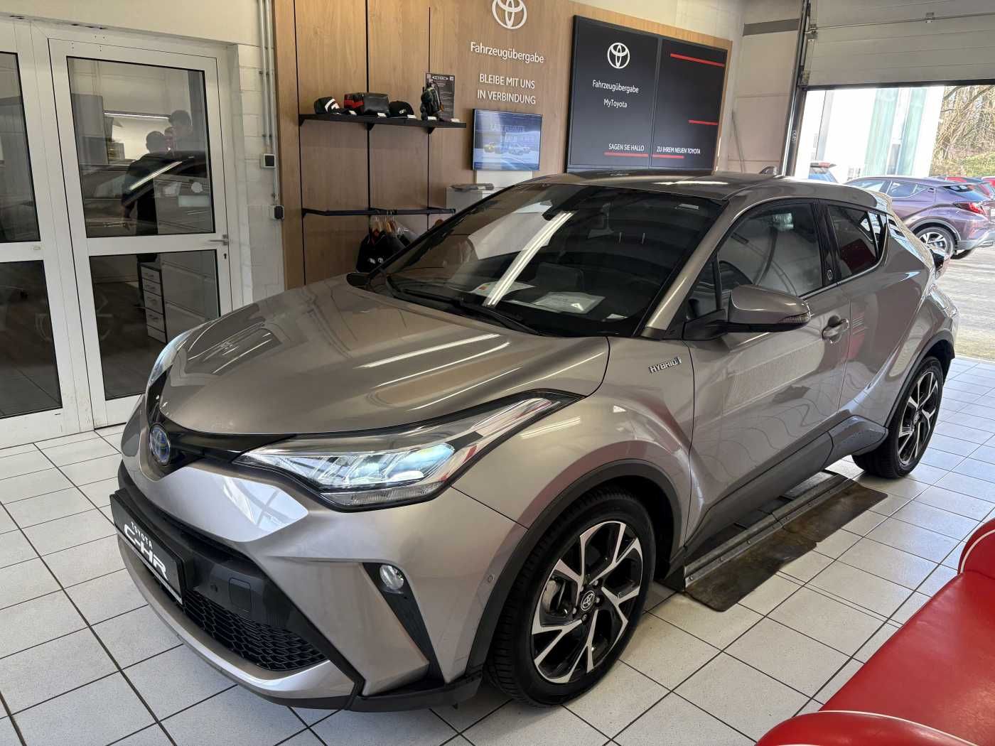 Toyota C-HR Hybrid Style - Samsaru's Car Outlet