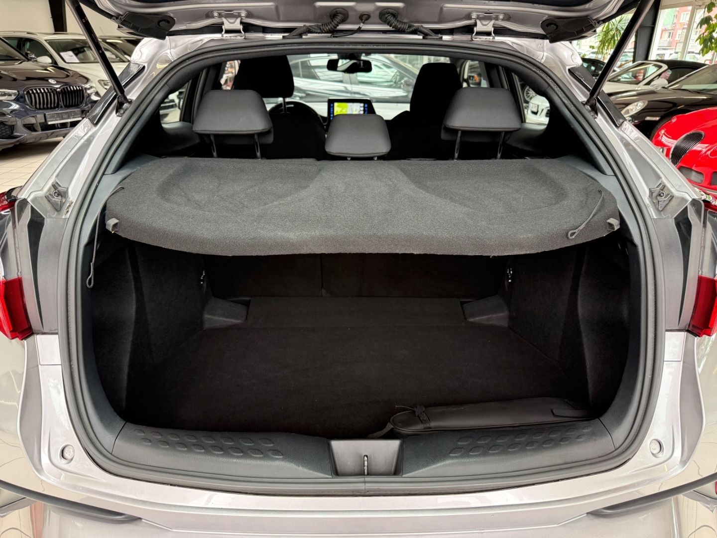 Toyota C-HR Hybrid Flow 1.8 - Samsaru's Car Outlet