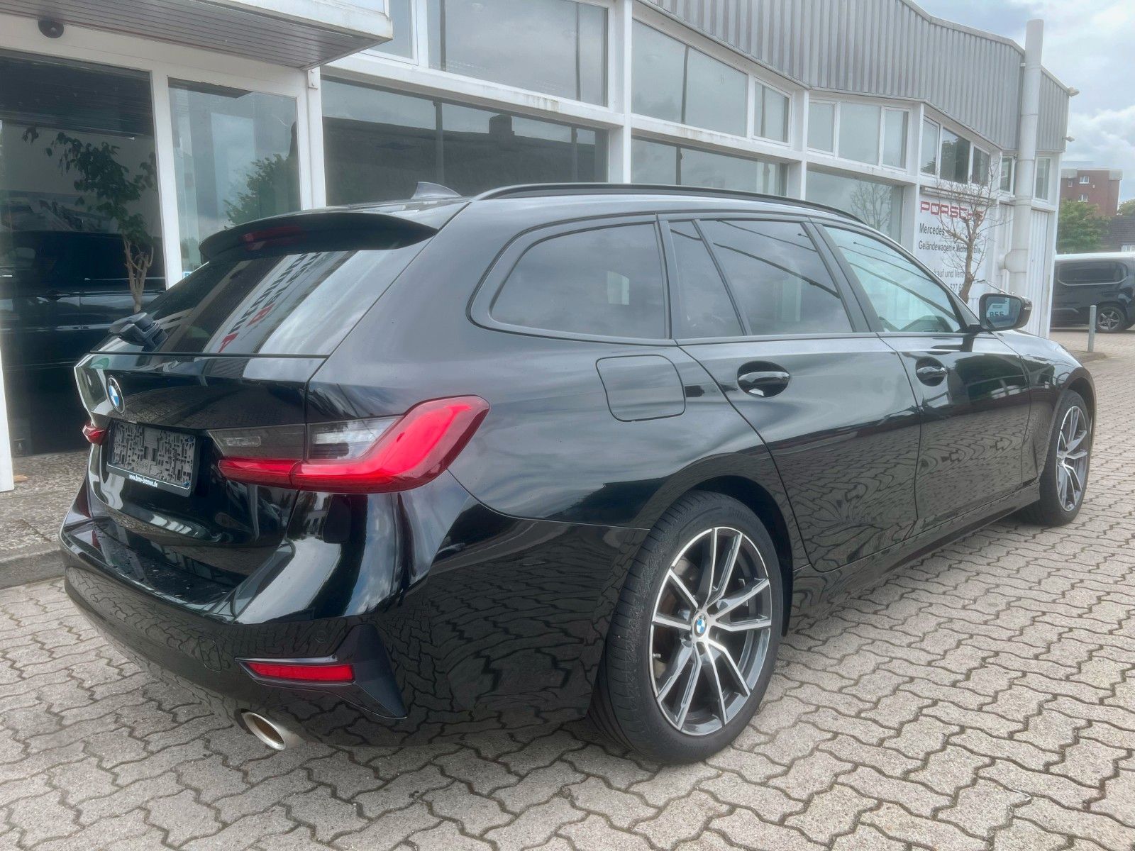 BMW 320i - Samsaru's Car Outlet