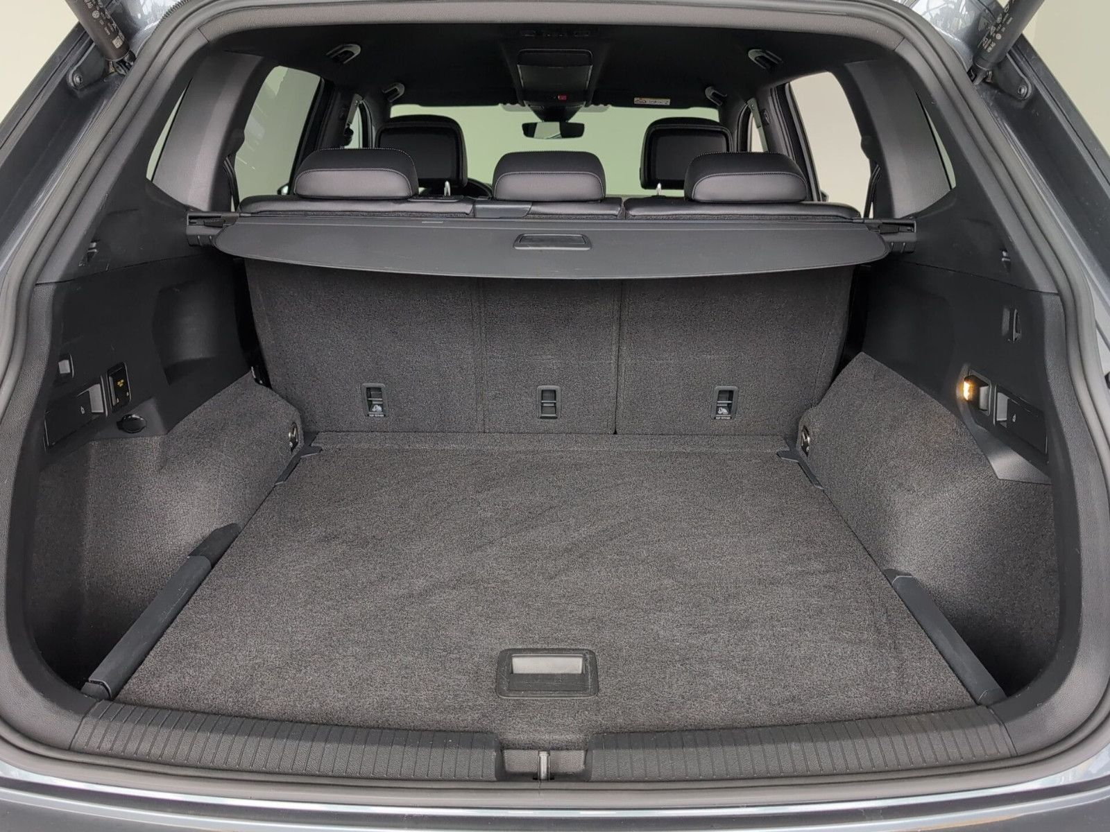 Volkswagen Tiguan Allspace R-LINE AHK-schw LEDER 20" 360°