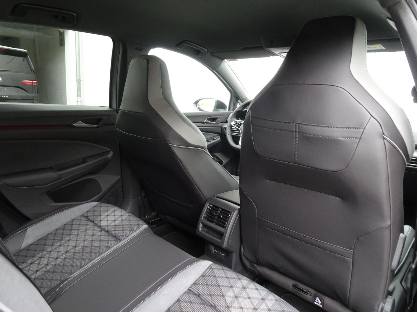 Volkswagen Golf VIII 2.0 TSI DSG R-Line - Samsaru's Car Outlet