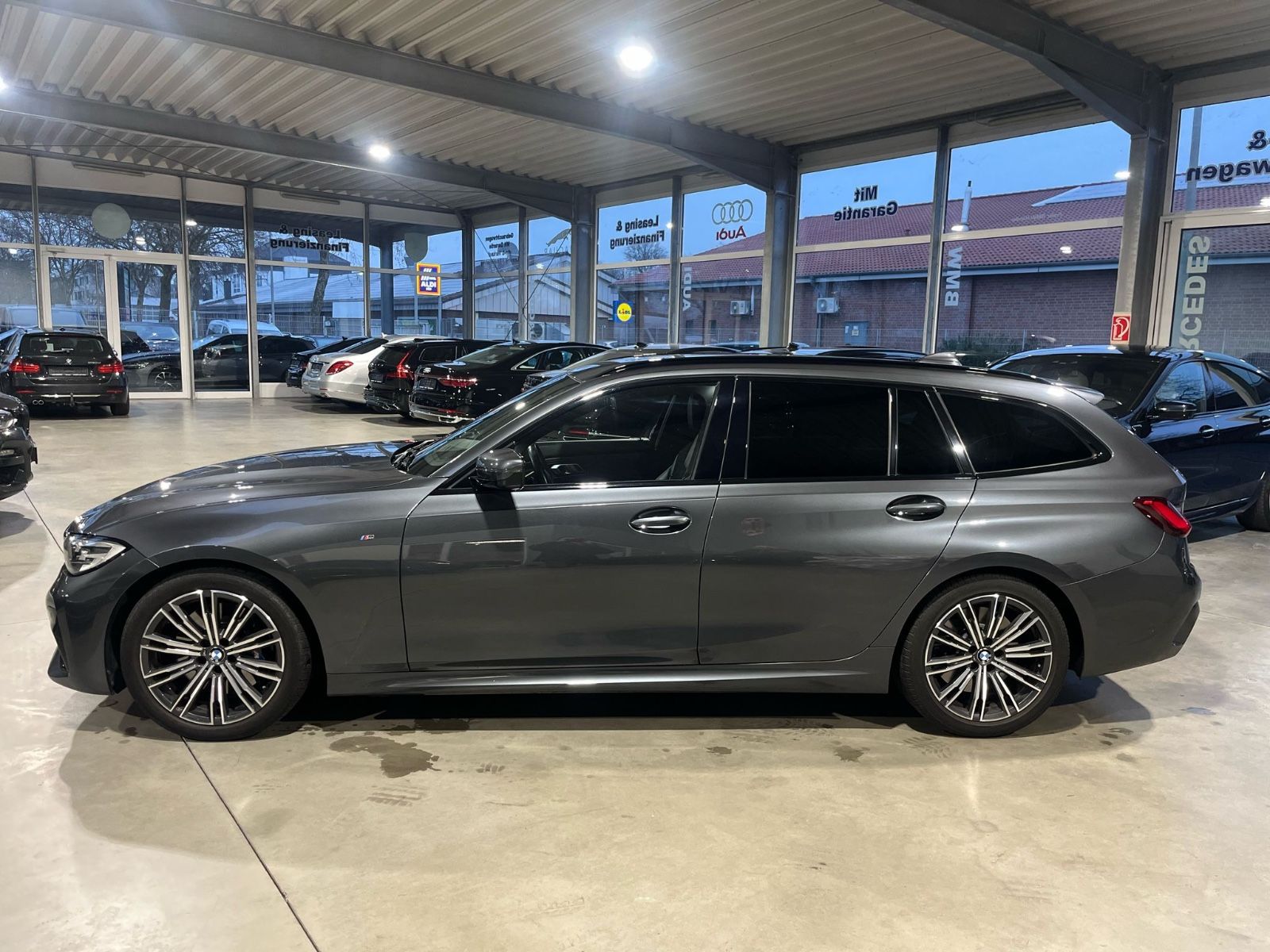 BMW 330 i Touring M Sport - Samsaru's Car Outlet