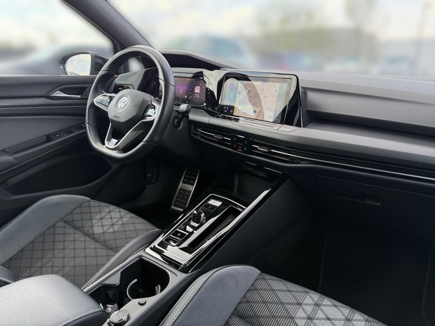 Volkswagen Golf 8 VIII R-Line 1.5 eTSI - Samsaru's Car Outlet