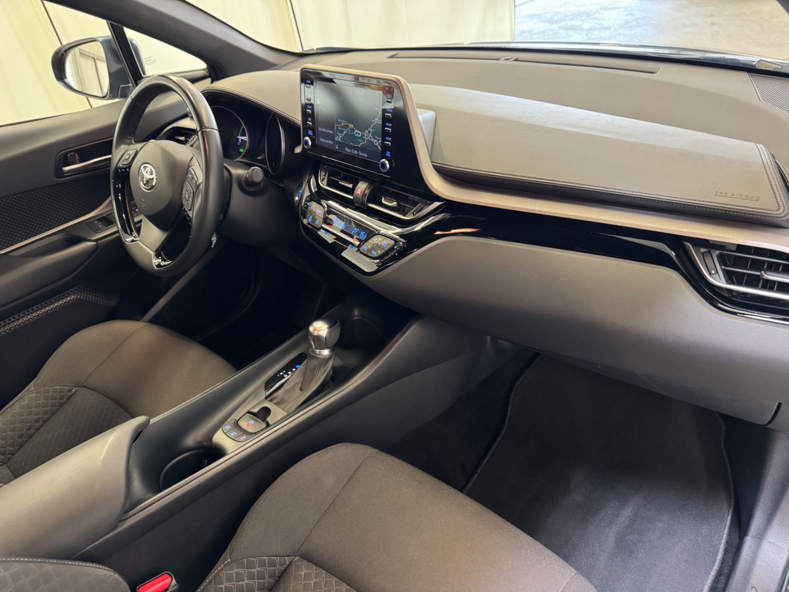 Toyota C-HR 2.0 Hybrid Business Edition - Samsaru's Car Outlet