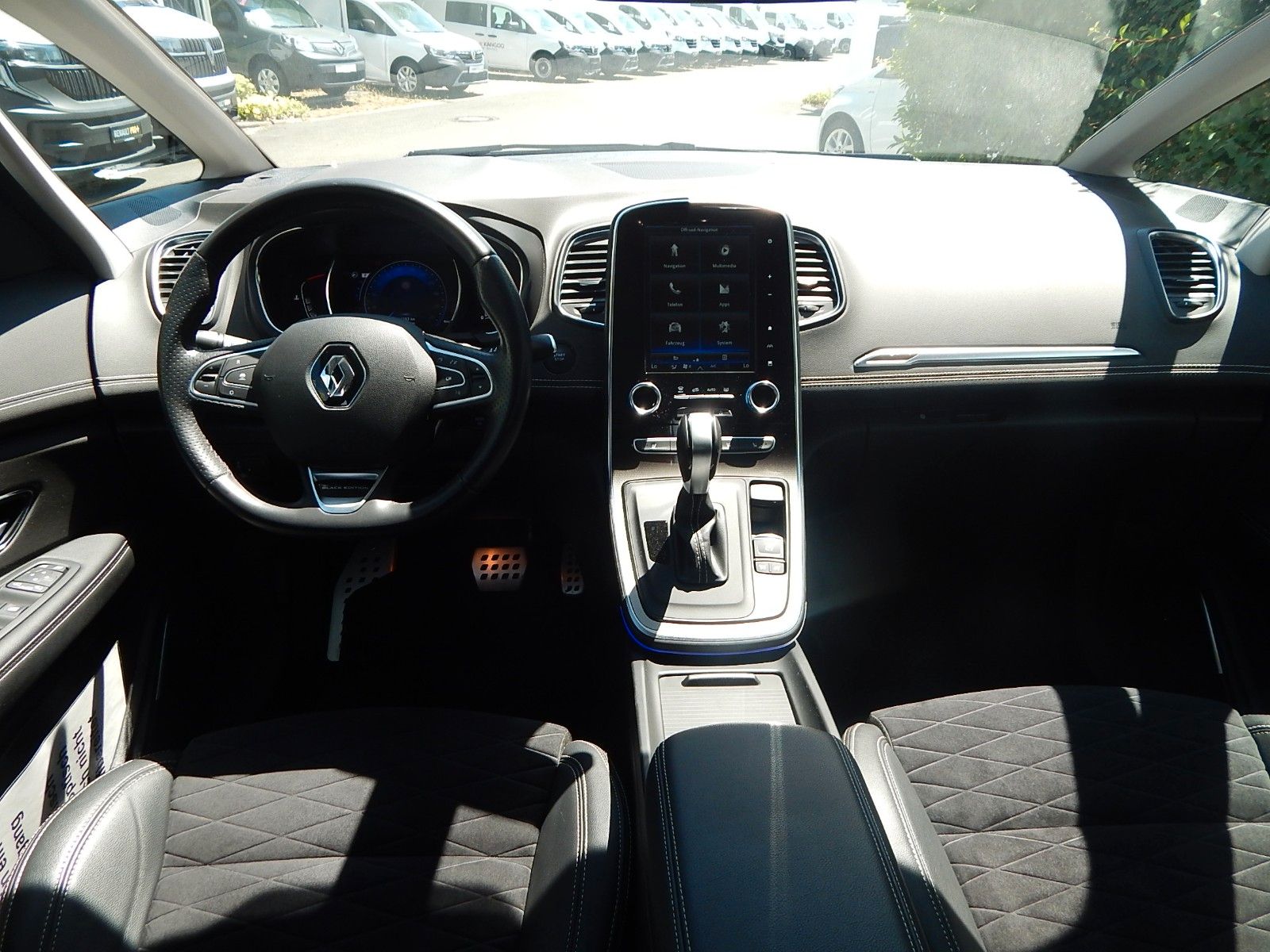Renault Scenic TCe 140 Black Edition - Samsaru's Car Outlet
