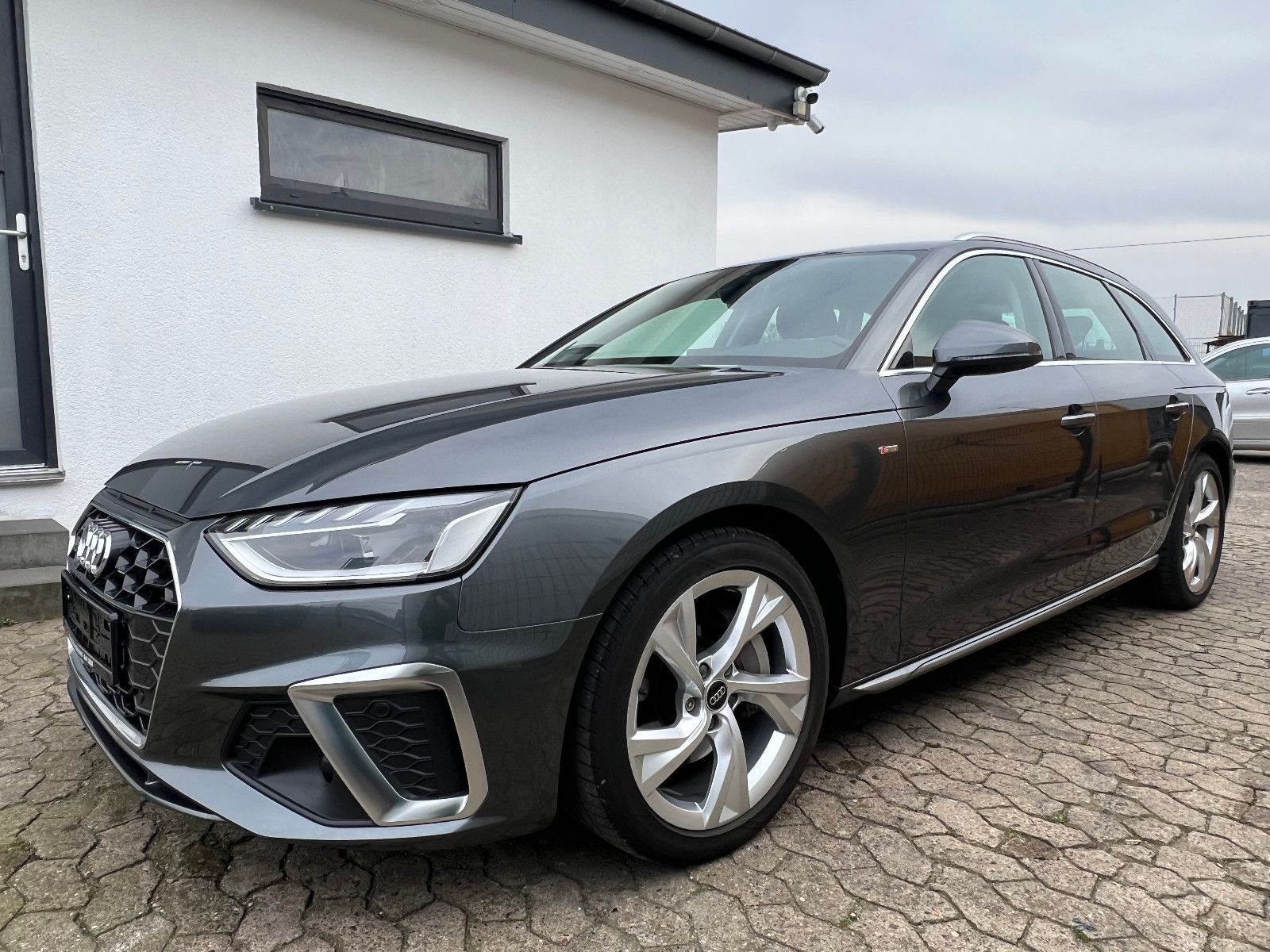 Audi A4 Avant 40 S line - Samsaru's Car Outlet
