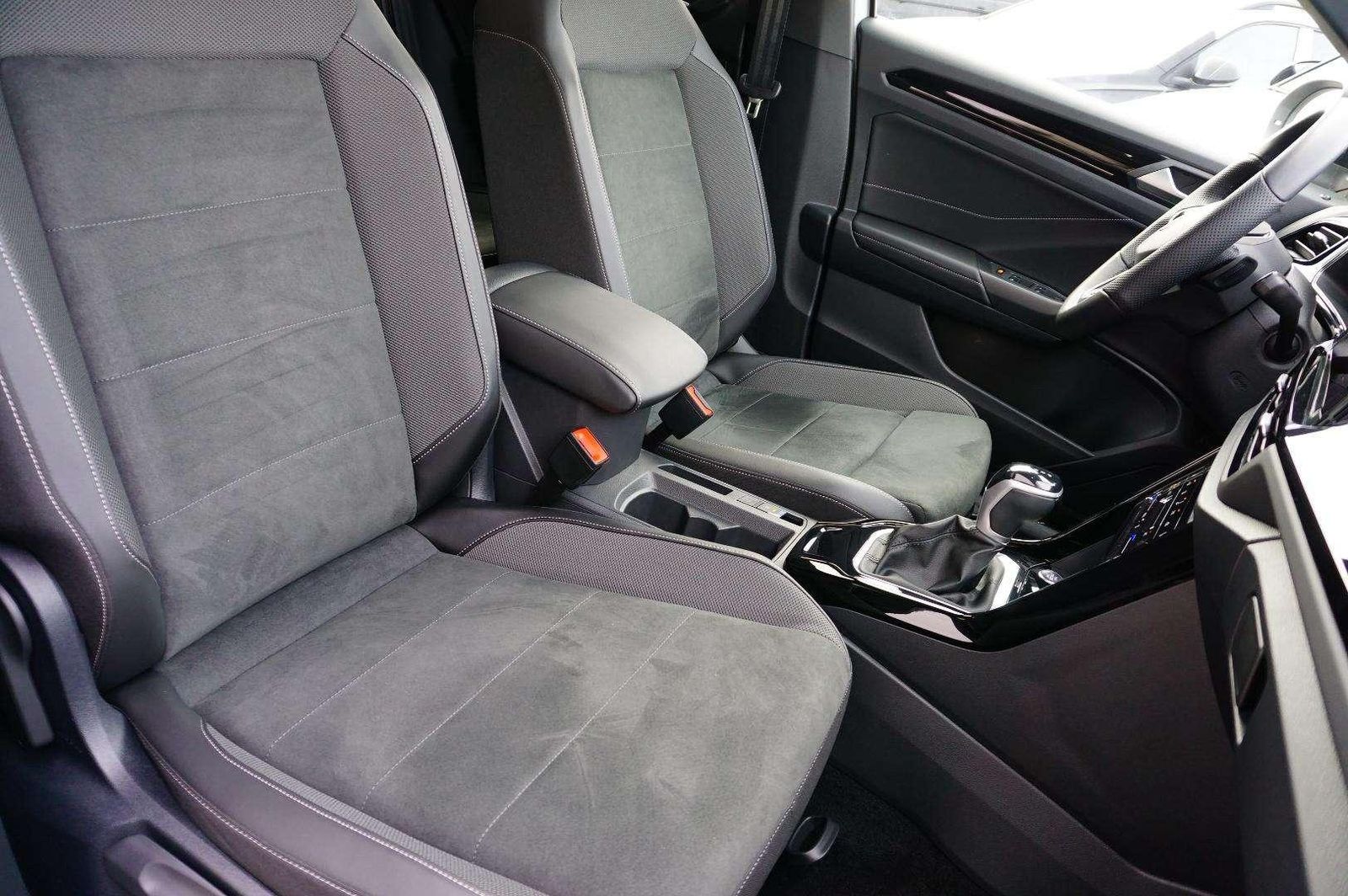 Volkswagen T-Roc R-Line 1.5 TSI 7-Gang DSG - Samsaru's Car Outlet