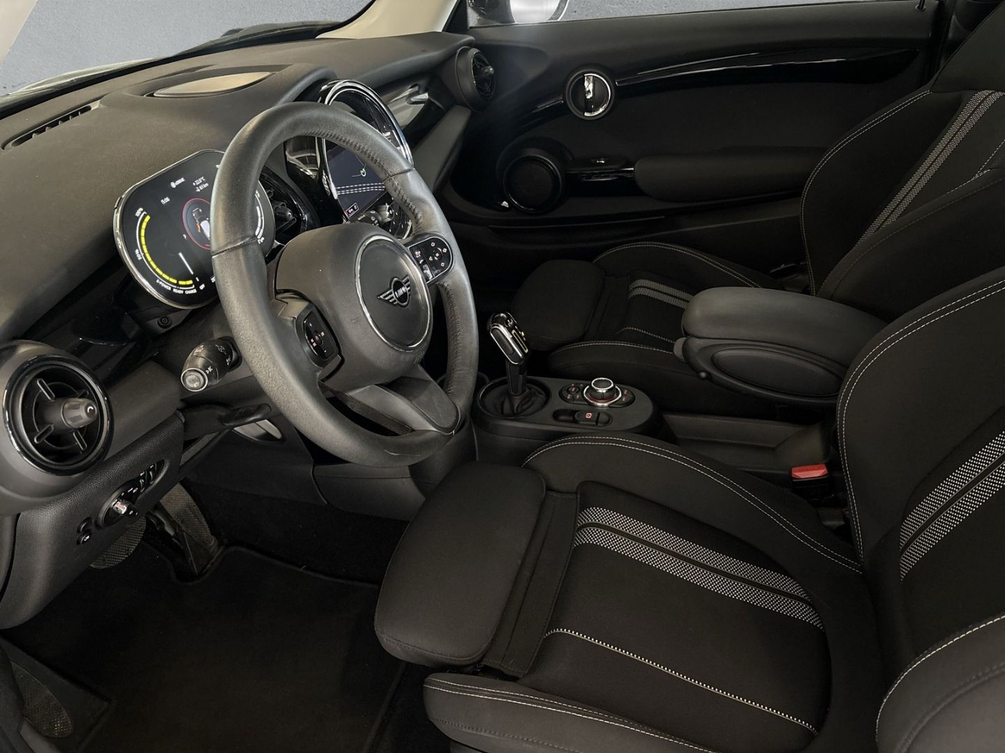 MINI Cooper SE Essential Trim - Samsaru's Car Outlet