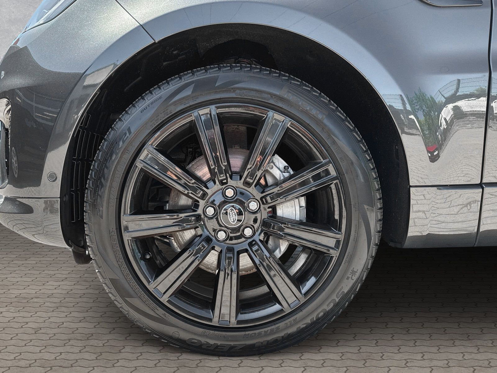 Range Rover Sport D300 HSE Dynamic - Samsaru's Car Outlet