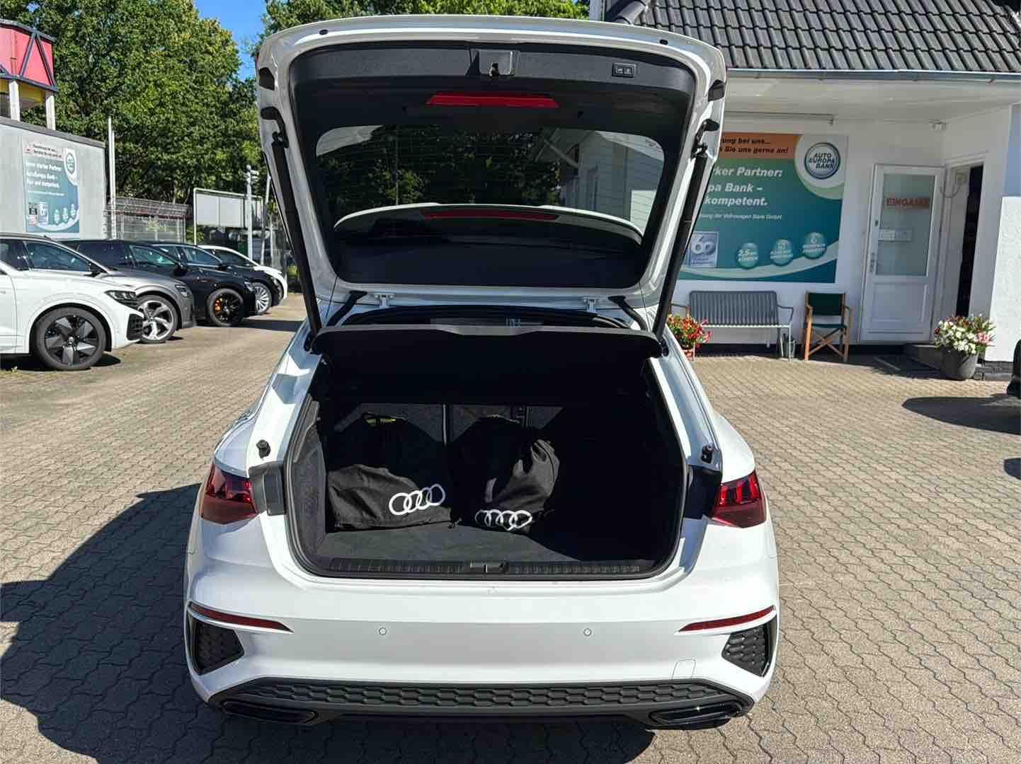 Audi A3 45 TFSIe 2x S line ACC BLACK HuD PANO RAUTE
