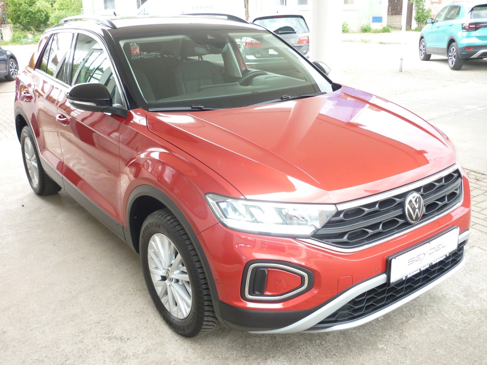 Volkswagen T-Roc 1.0 TSI Life - Samsaru's Car Outlet