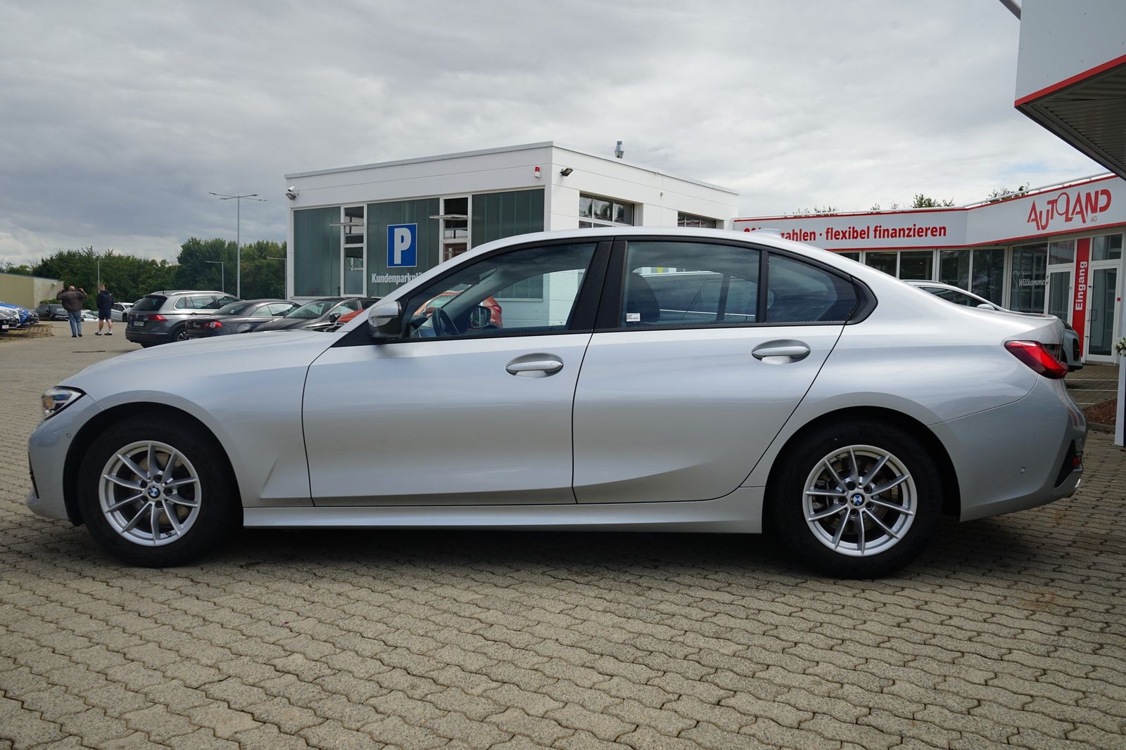BMW 320i Advantage - Samsaru's Car Outlet