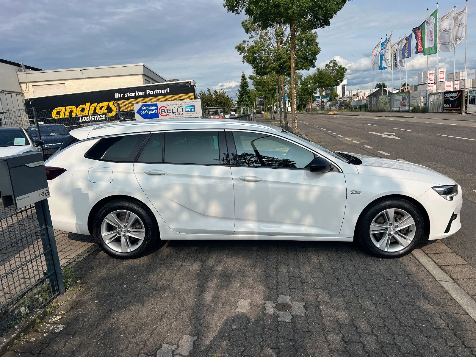 Opel Insignia B Sports Tourer Business - Samsaru's Car Outlet