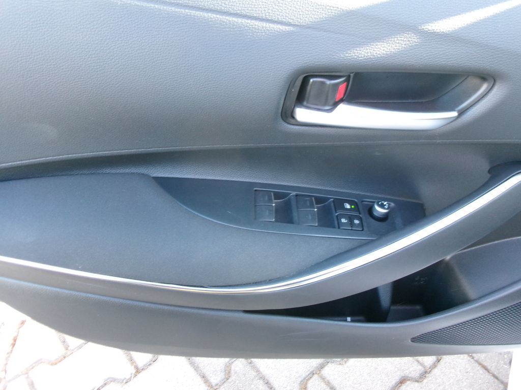 Toyota Corolla 1.8 Hybrid Comfort - Samsaru's Car Outlet