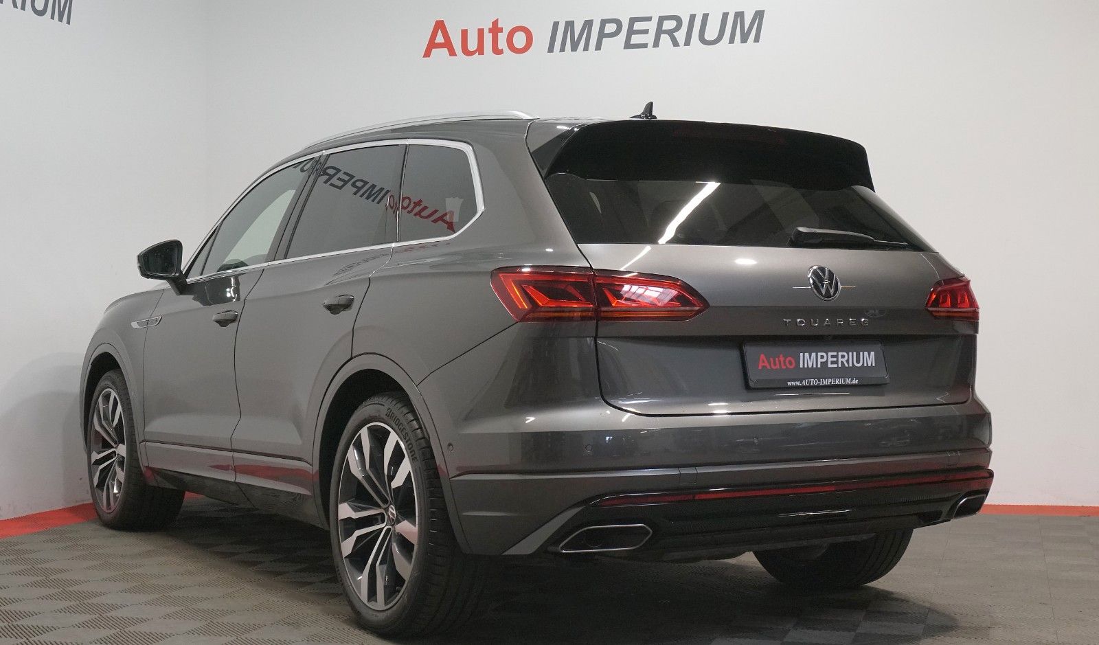 Volkswagen Touareg 3.0 TSI R-Line 4Motion - Samsaru's Car Outlet
