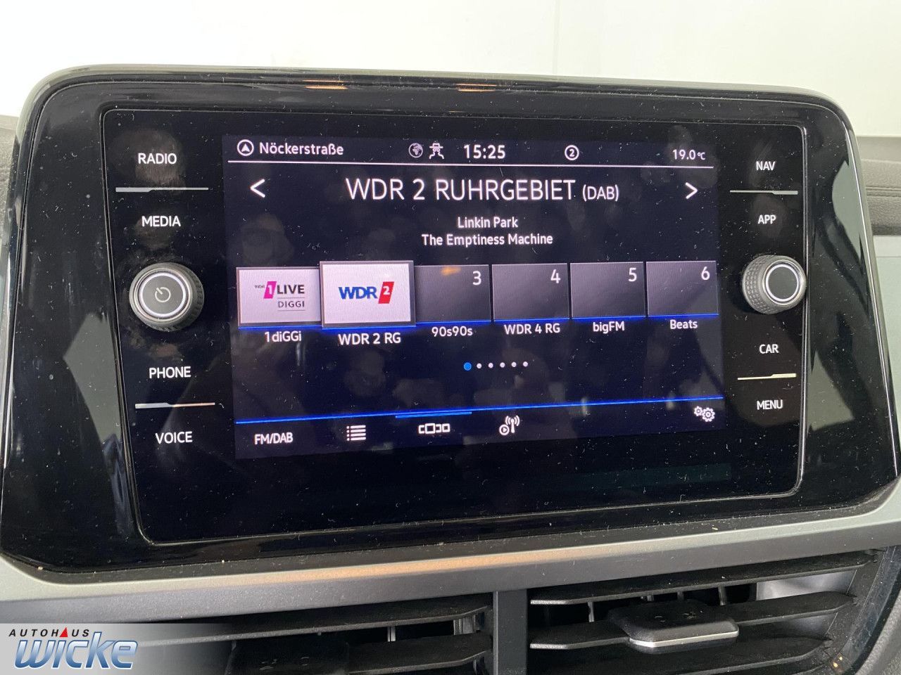 Volkswagen T-Roc 1.0 TSI Life - Samsaru's Car Outlet