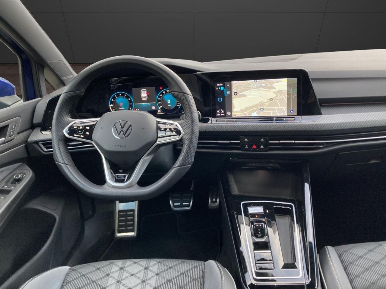 Volkswagen Golf VIII 1.5 eTSI DSG R-Line - Samsaru's Car Outlet