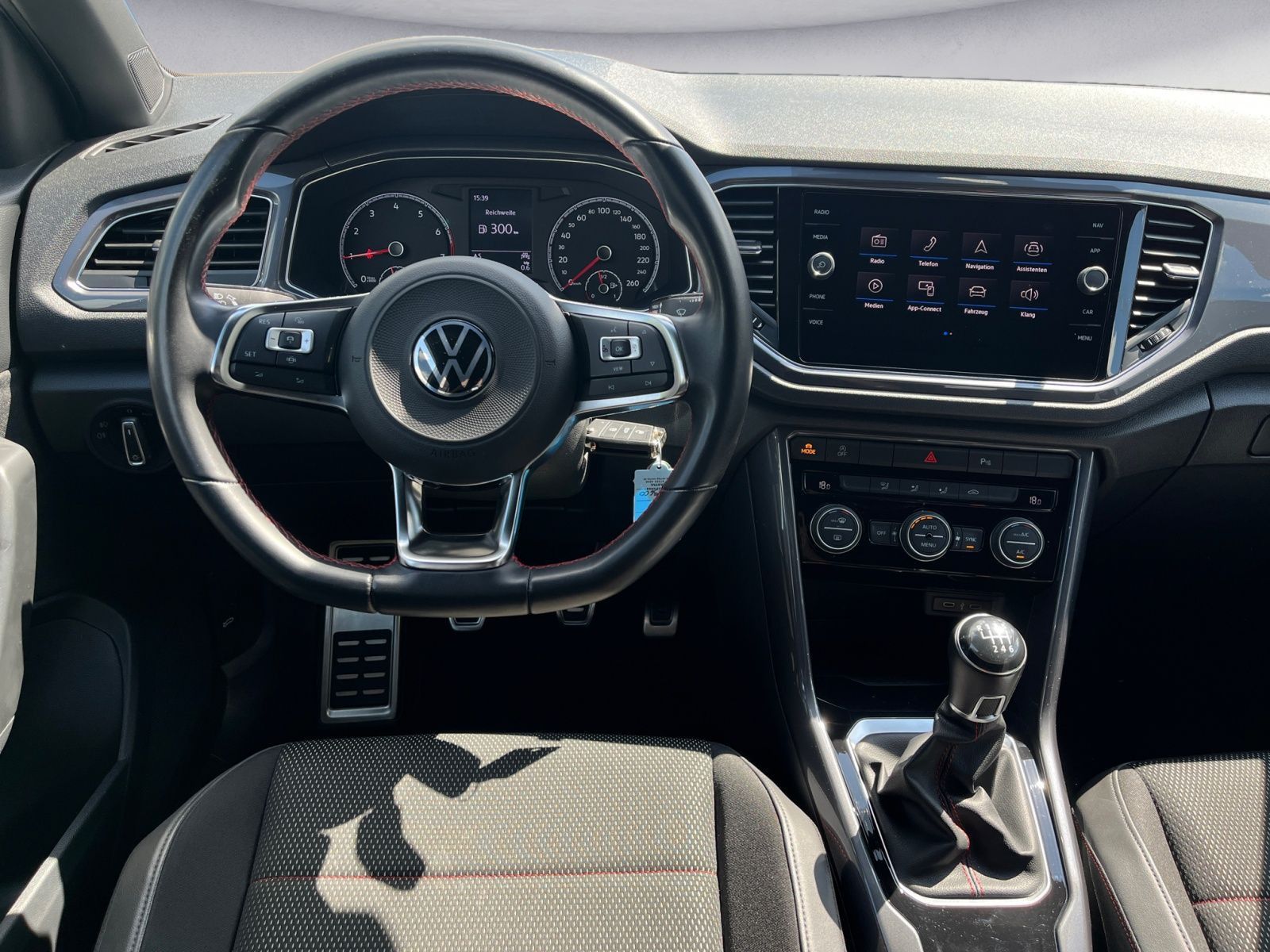 Volkswagen T-Roc 1.5 TSI ACT Sport - Samsaru's Car Outlet