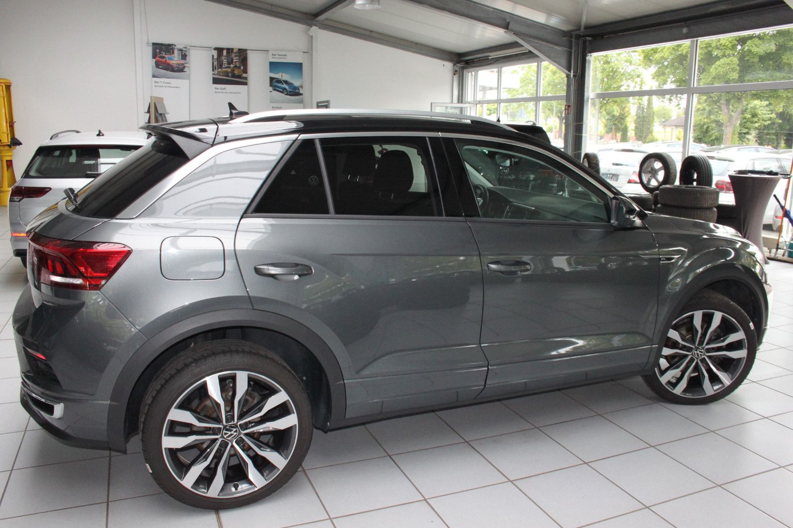 Volkswagen T-Roc R-Line DSG - Samsaru's Car Outlet