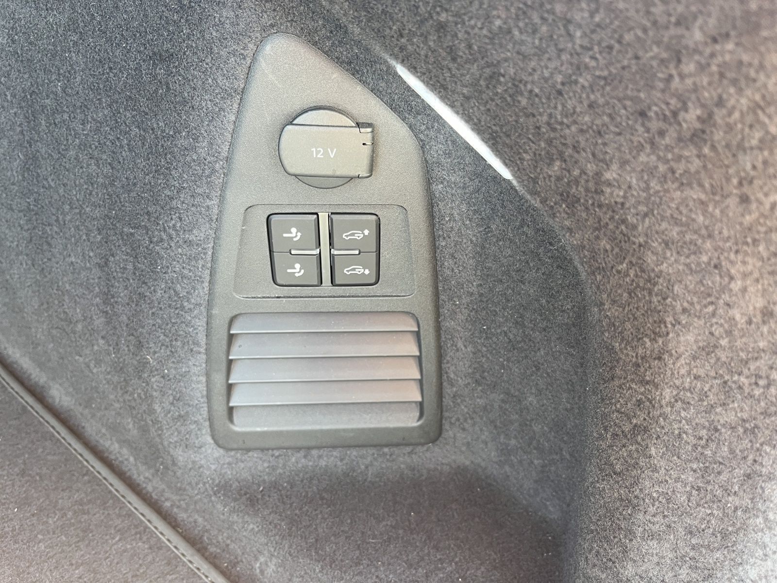 Volkswagen Touareg R-Line 3.0 TDI 4MOTION - Samsaru's Car Outlet